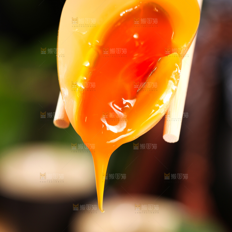 浅底上的黄心皮蛋