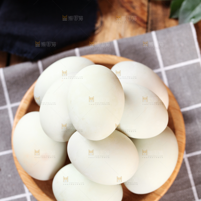 浅底上的黄心皮蛋