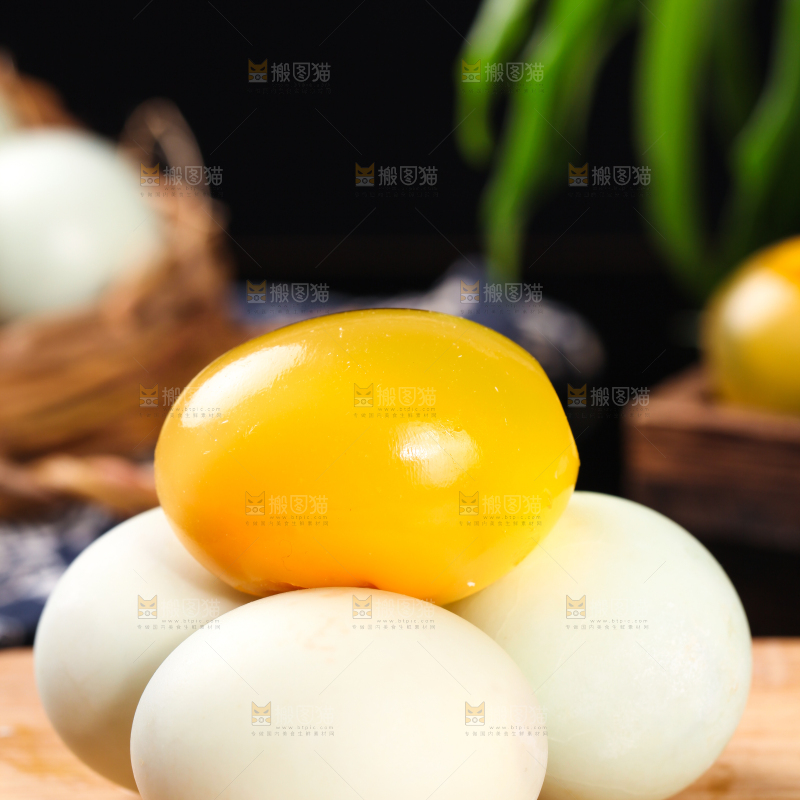 深底上的黄金皮蛋