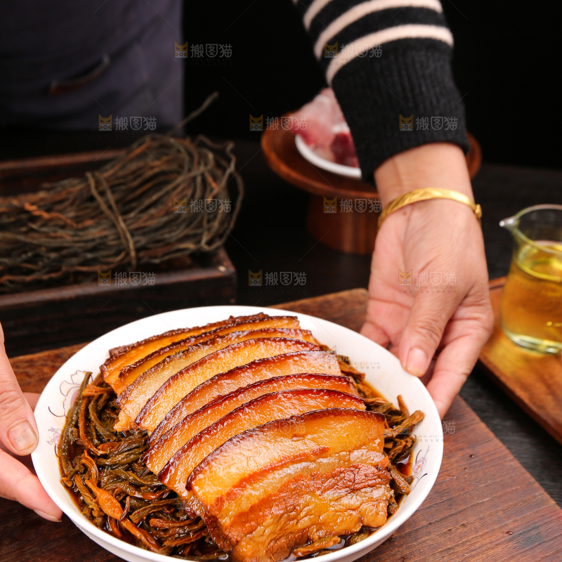 深底上的干豆角扣肉