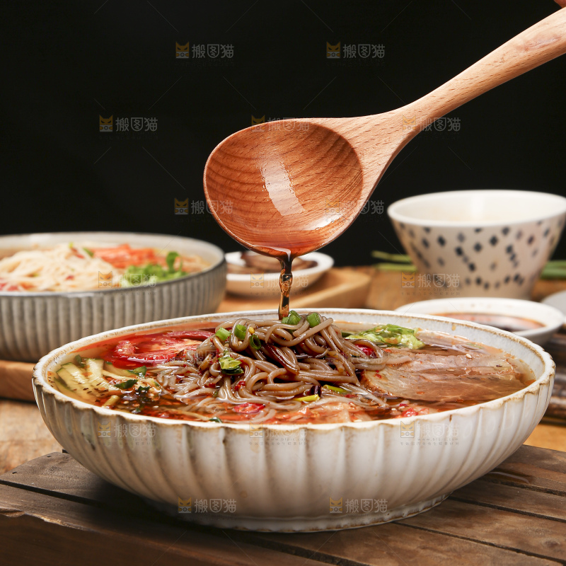 木底上的一碗冷面