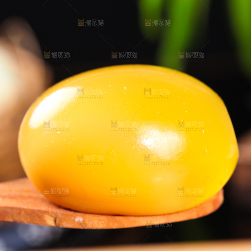 深底上的黄金皮蛋