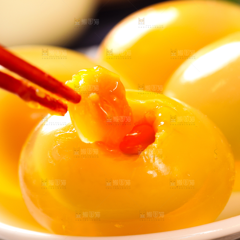 浅底上的黄心皮蛋
