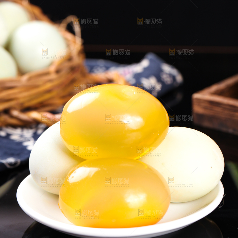 深底上的黄金皮蛋