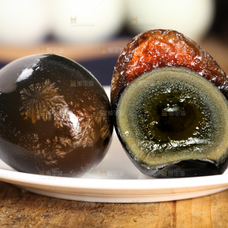 木底上摆放着皮鸭蛋