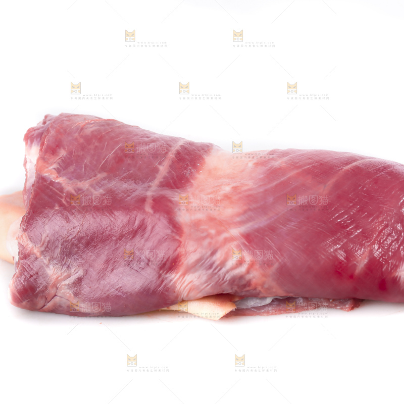 白底上的新鲜羊肉