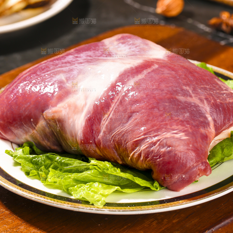 深底上的新鲜羊肉