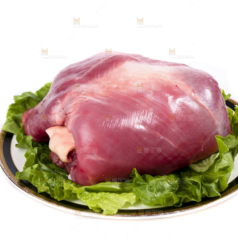 白底上的新鲜羊肉
