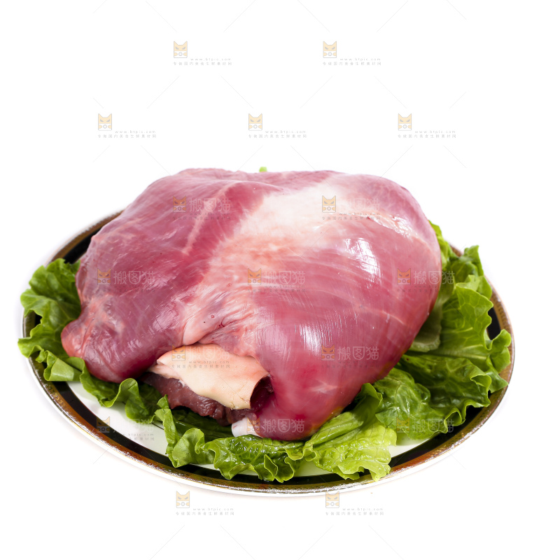 白底上的新鲜羊肉
