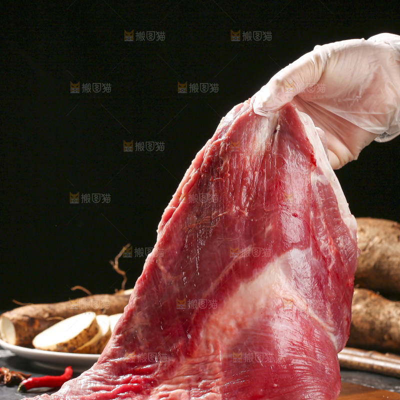 深底上的新鲜羊肉