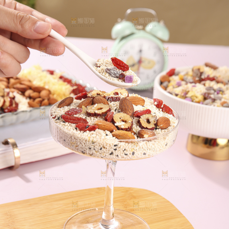浅底上的红枣坚果藕粉