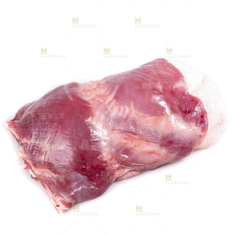 白底上的新鲜羊肉