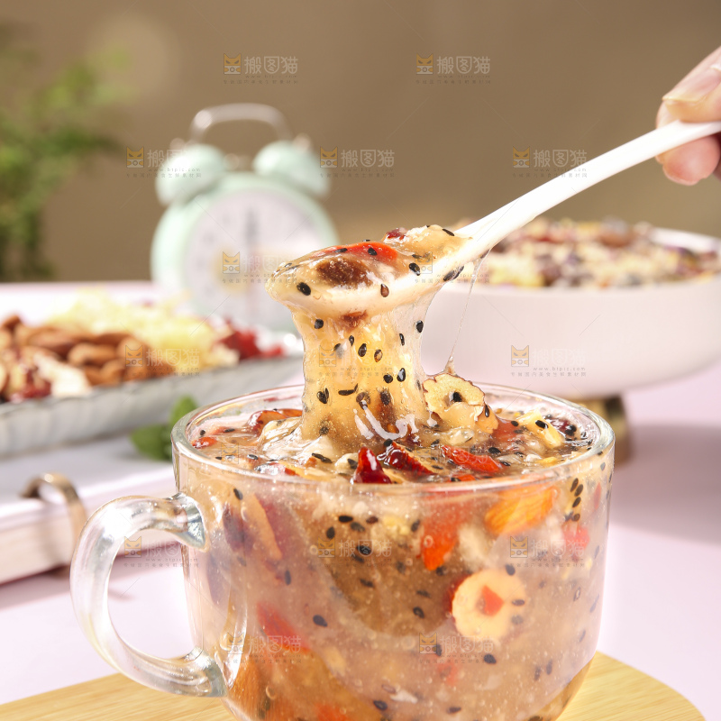 浅底上的红枣坚果藕粉