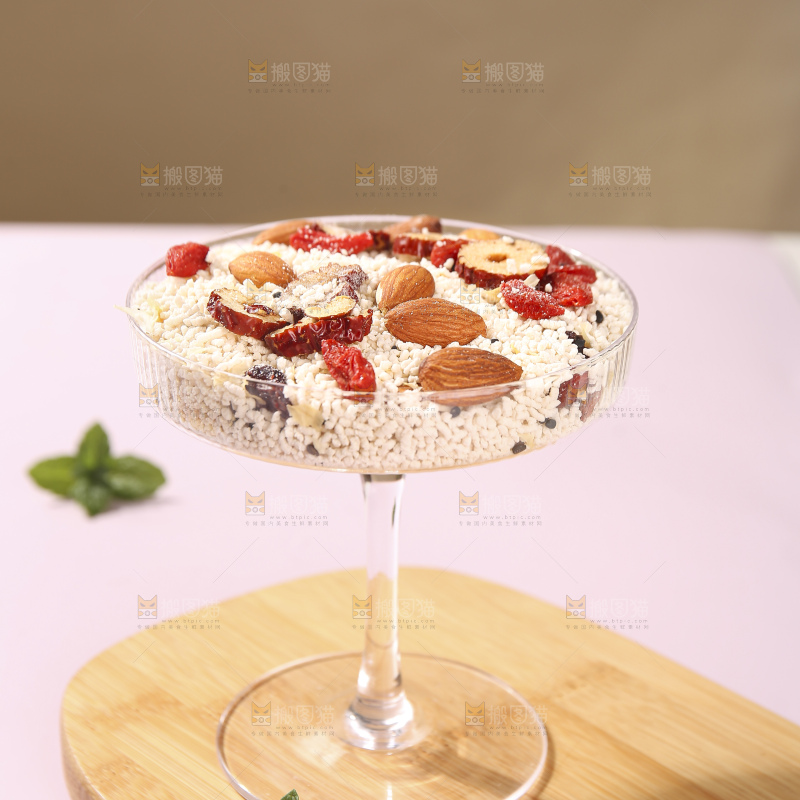 浅底上的红枣坚果藕粉