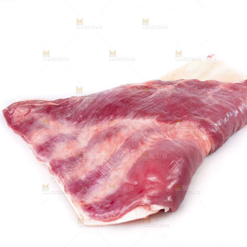白底上的新鲜羊肉