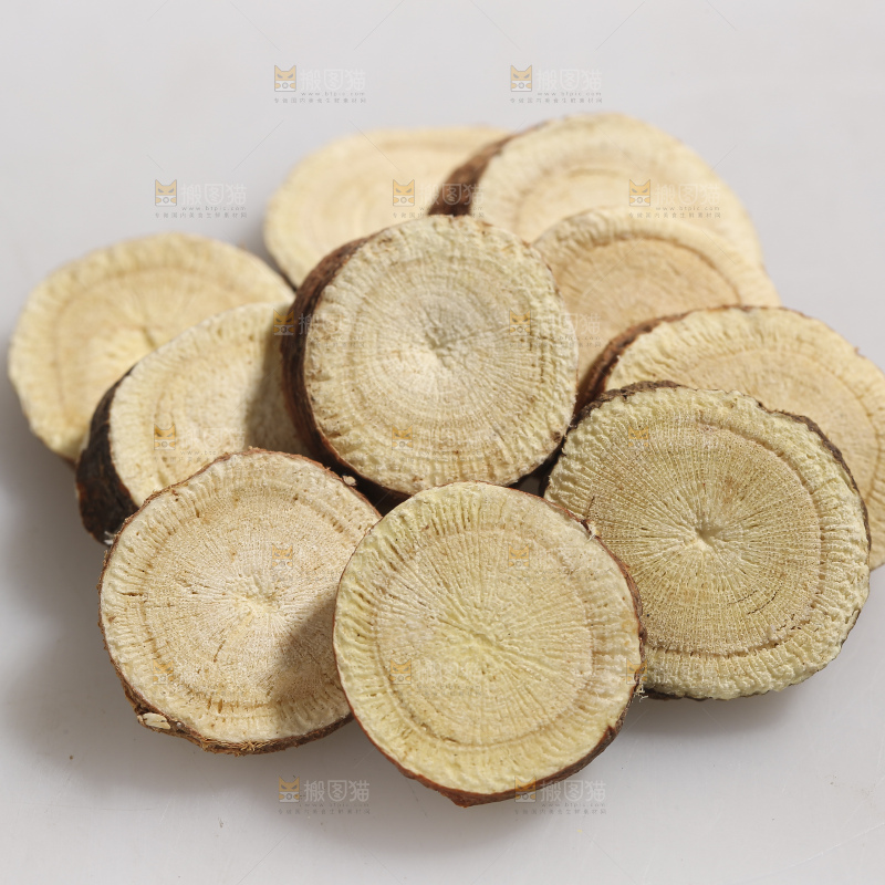 白底上放着甘草片