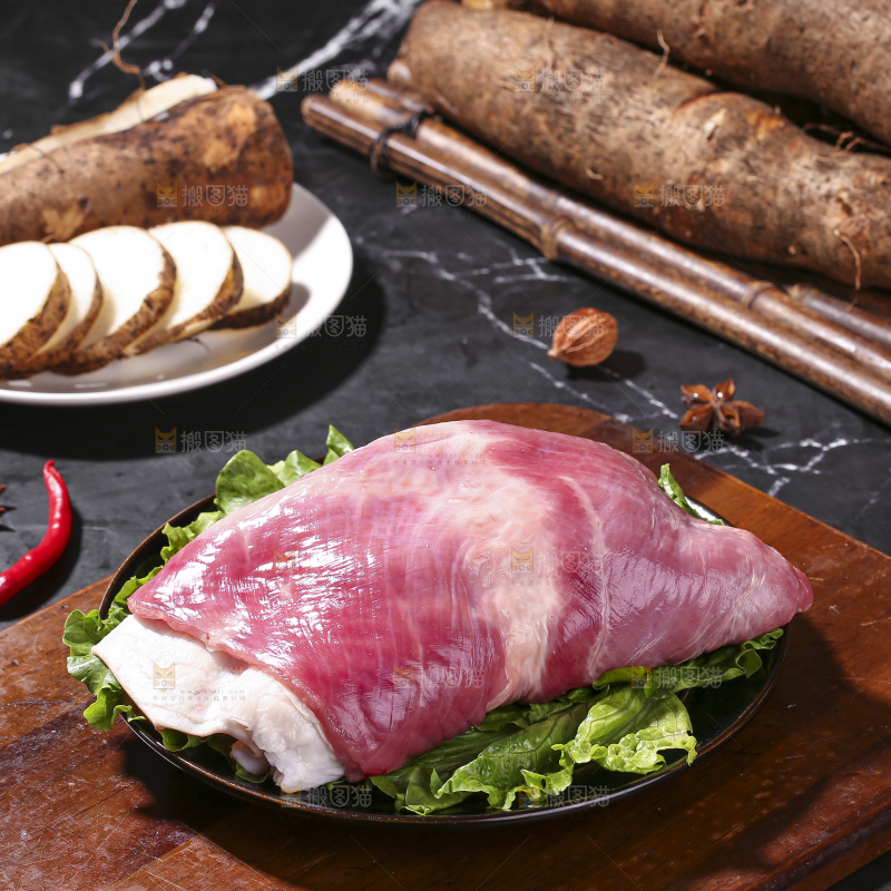 深底上的新鲜羊肉