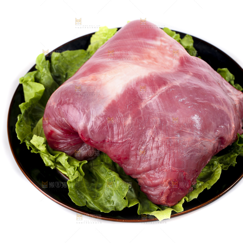 白底上的新鲜羊肉