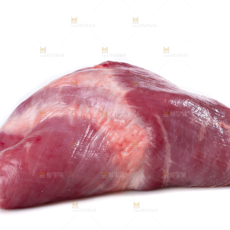 白底上的新鲜羊肉