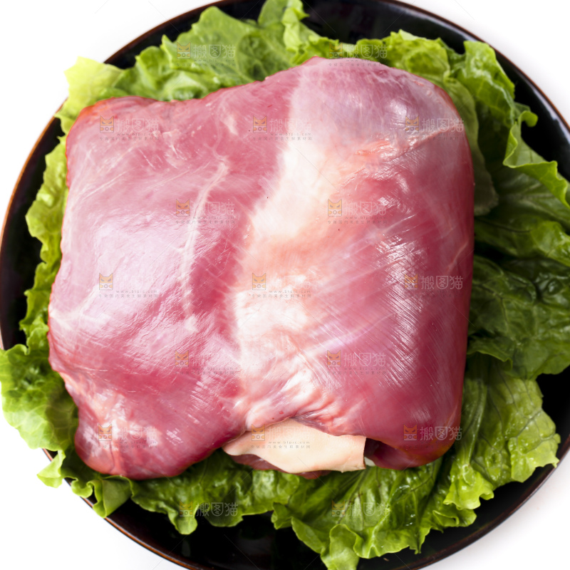 白底上的新鲜羊肉