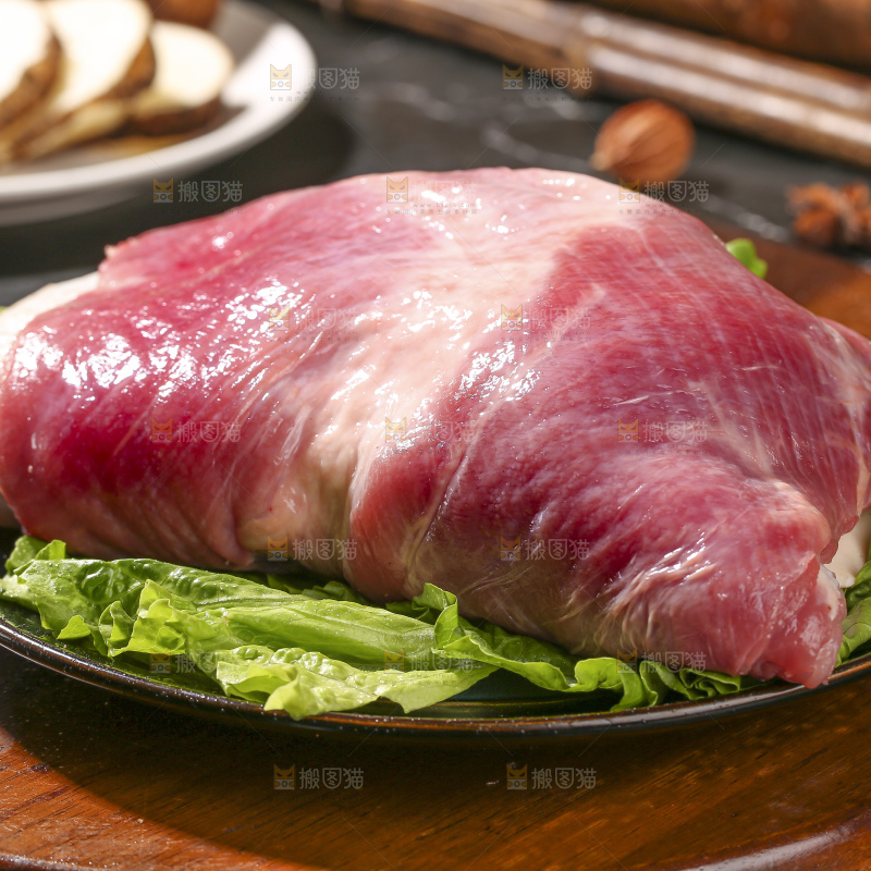 深底上的新鲜羊肉
