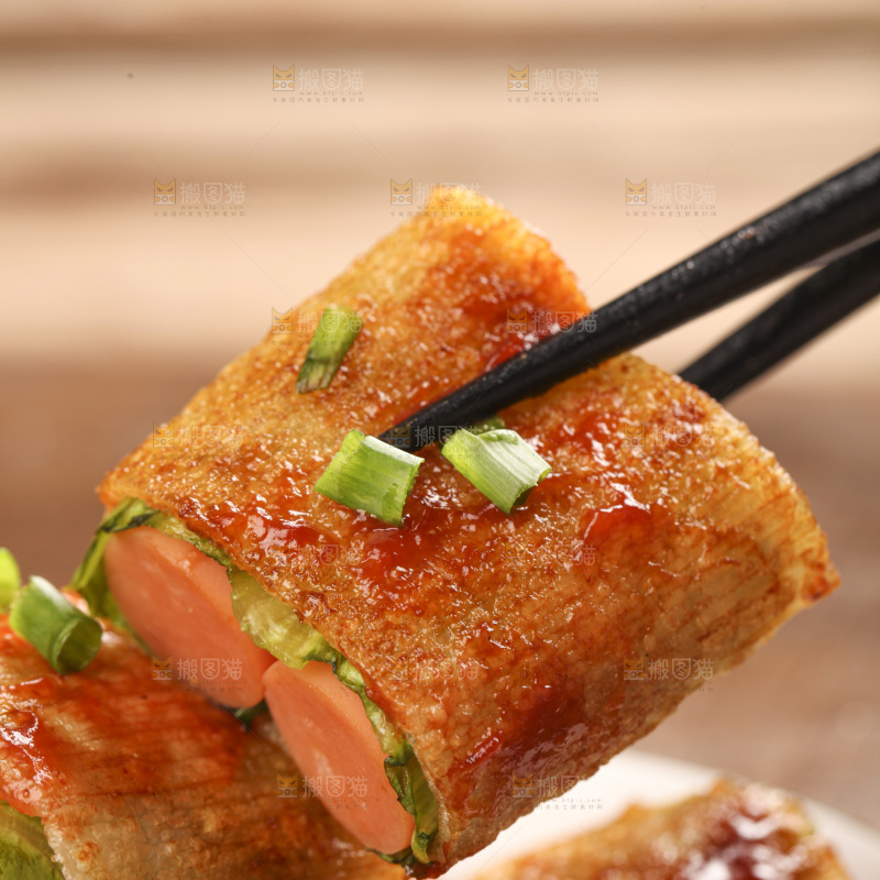 深底上的烤冷面卷