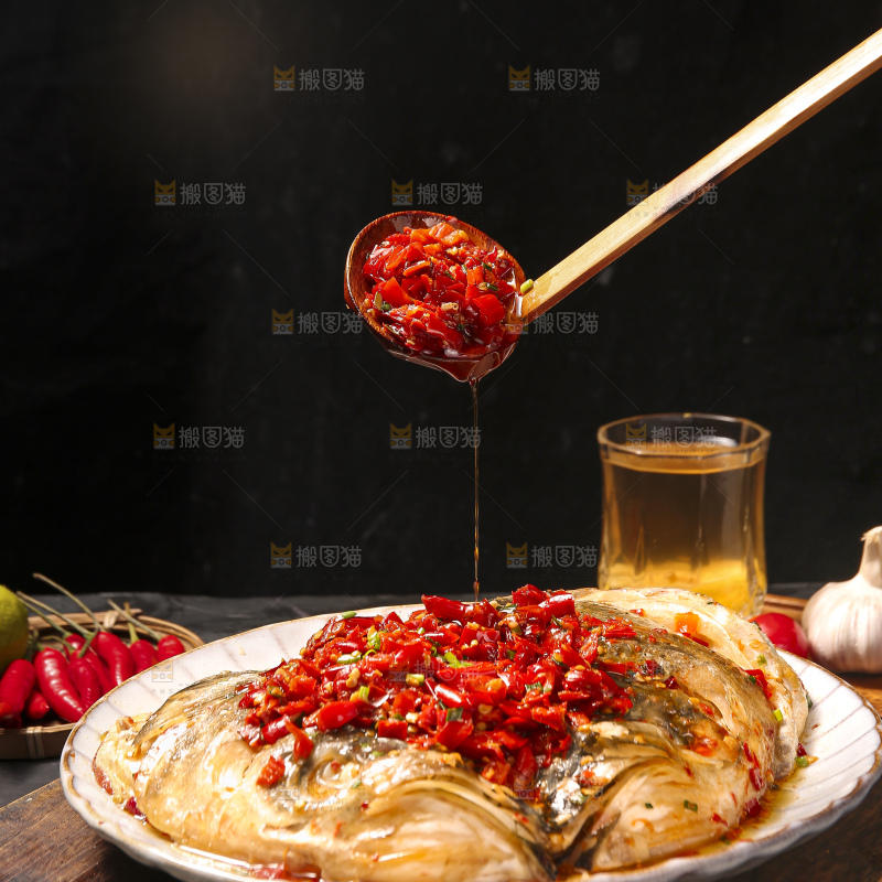 深底上的剁椒鱼头