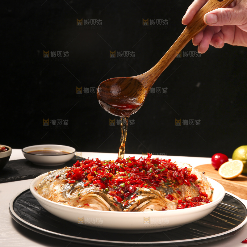 深底上的剁椒鱼头