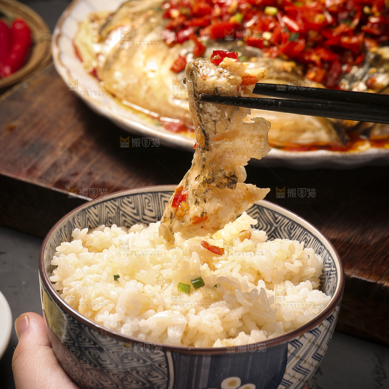 深底上的剁椒鱼头