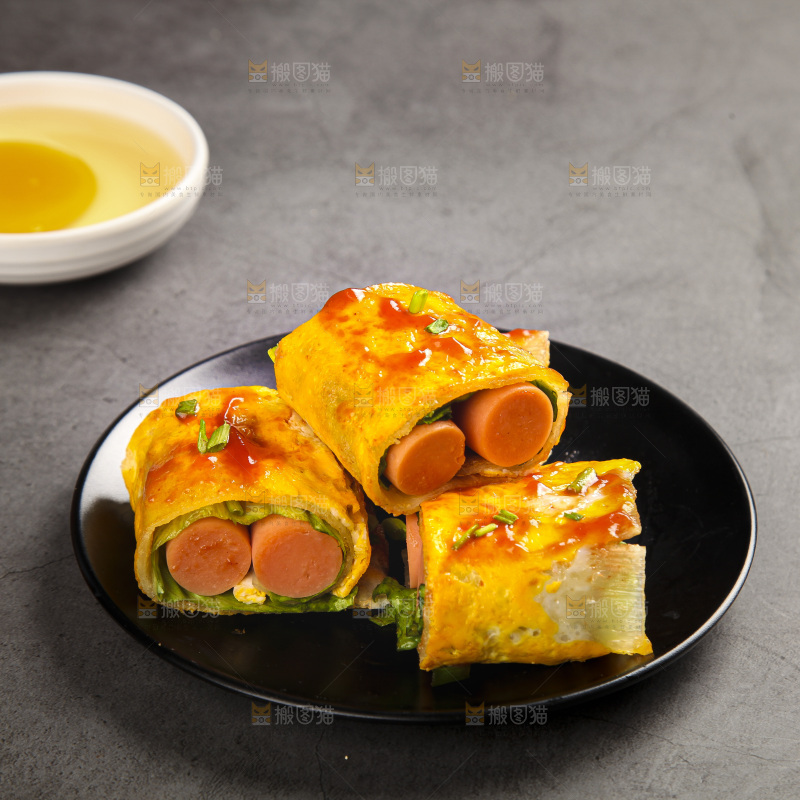 深底上的烤冷面卷