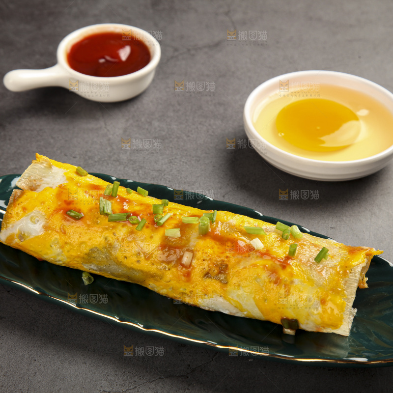 深底上的烤冷面卷
