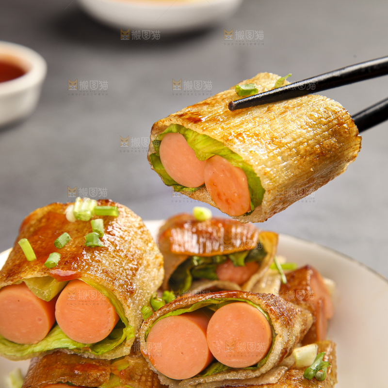 深底上的烤冷面卷