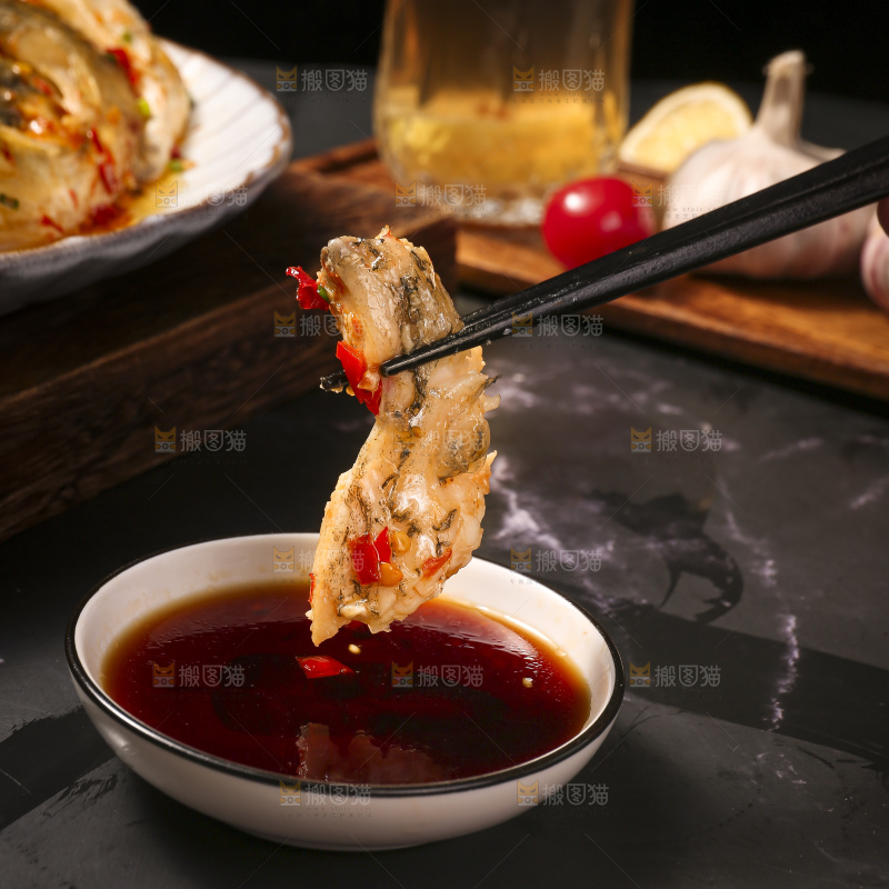 深底上的剁椒鱼头
