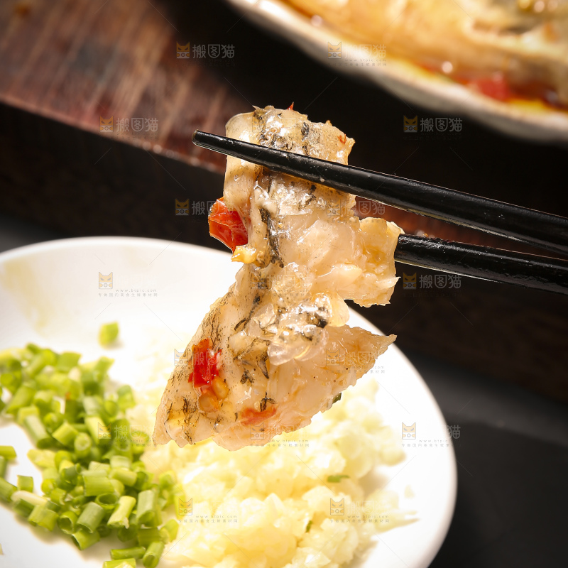 深底上的剁椒鱼头