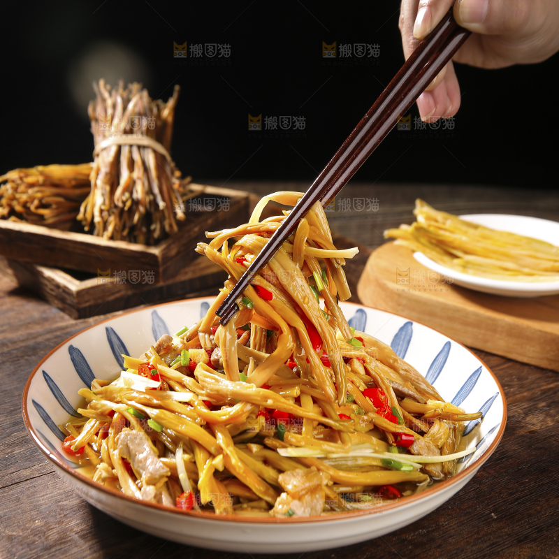 木底上的黄花菜炒肉