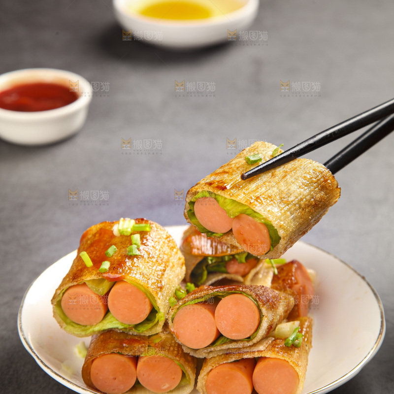 深底上的烤冷面卷