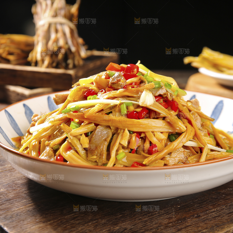 木底上的黄花菜炒肉