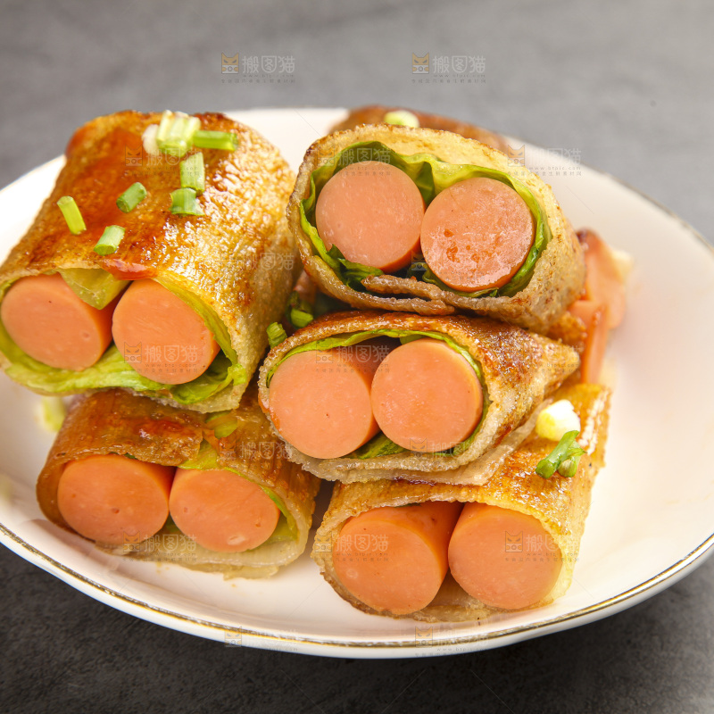 深底上的烤冷面卷