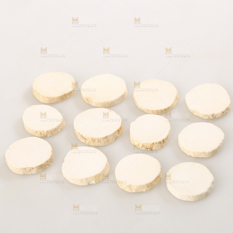 白底上放着山药片