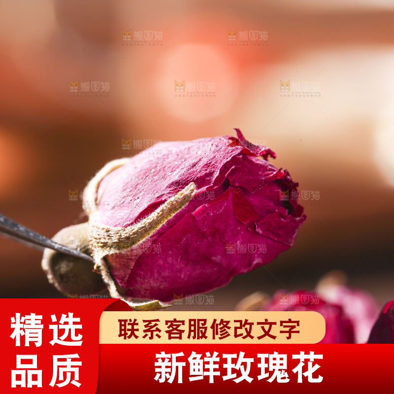 木底上的干玫瑰花
