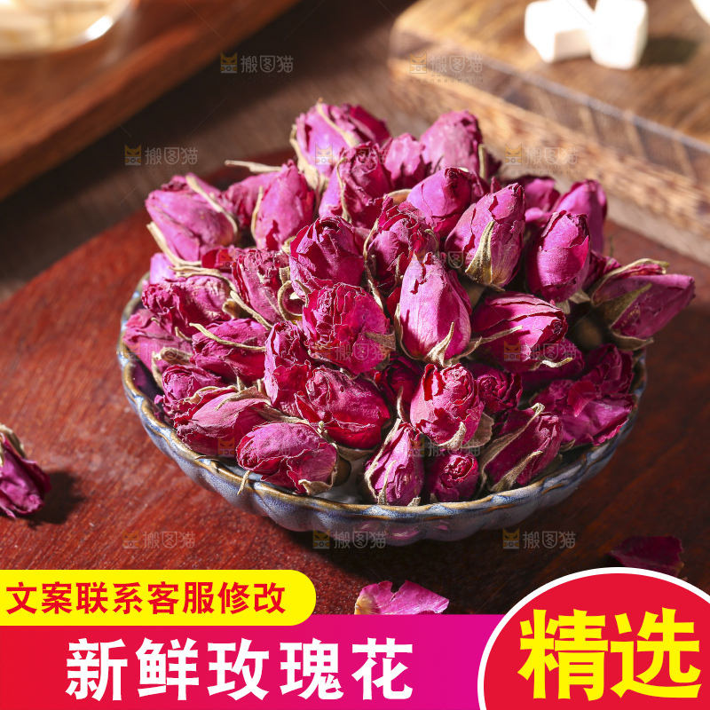 木底上的干玫瑰花