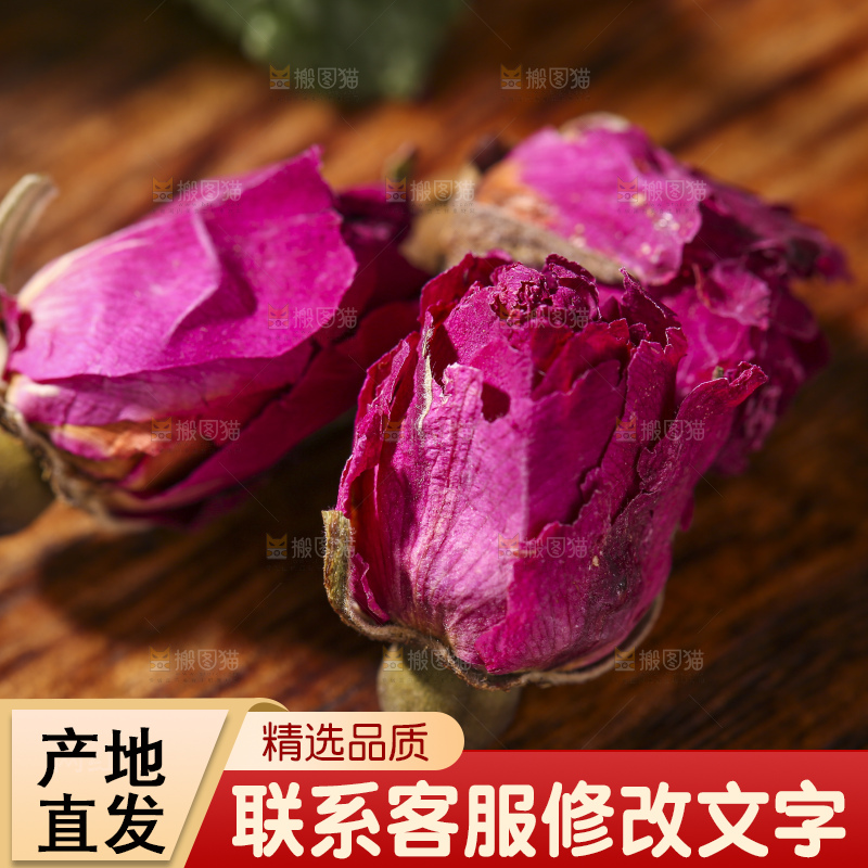 木底上的干玫瑰花