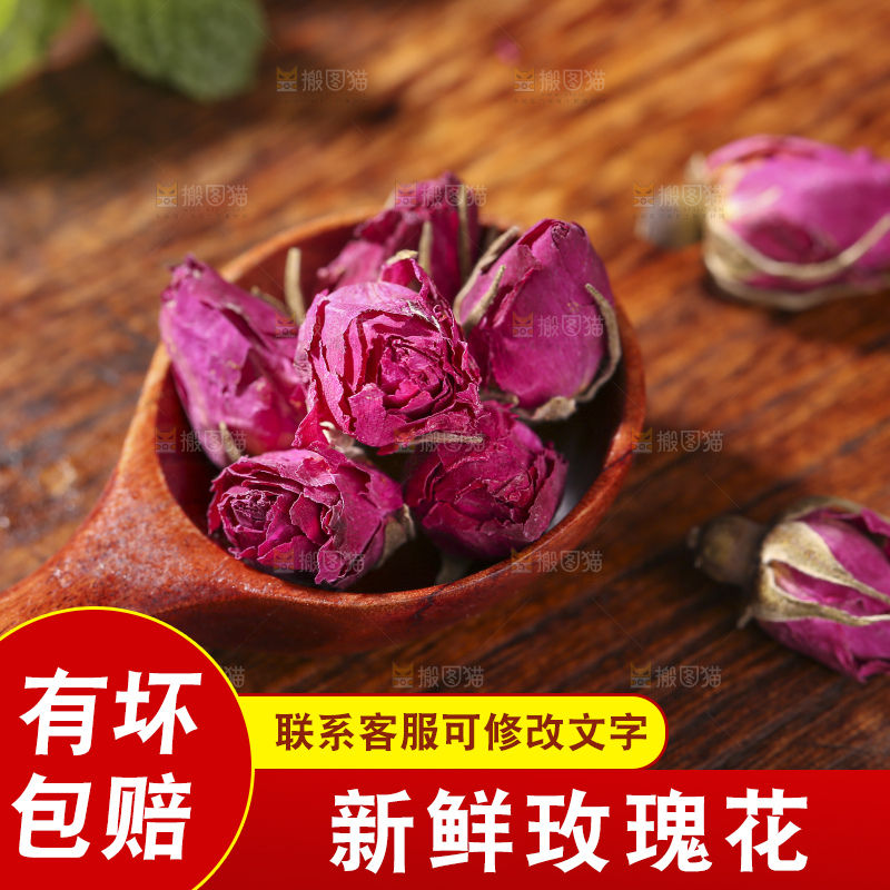 木底上的干玫瑰花