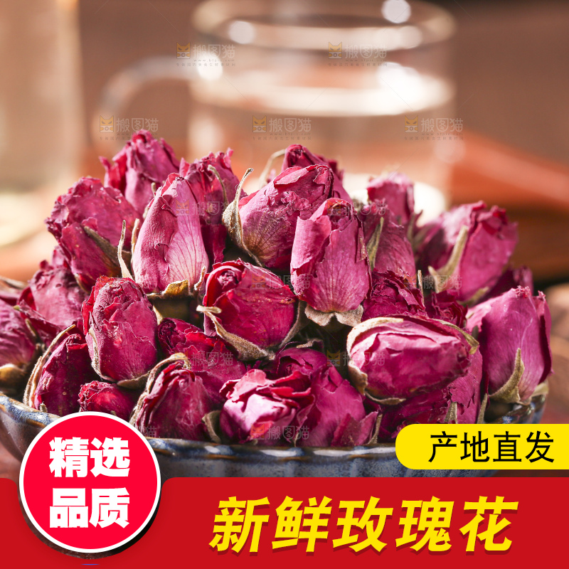 木底上的干玫瑰花