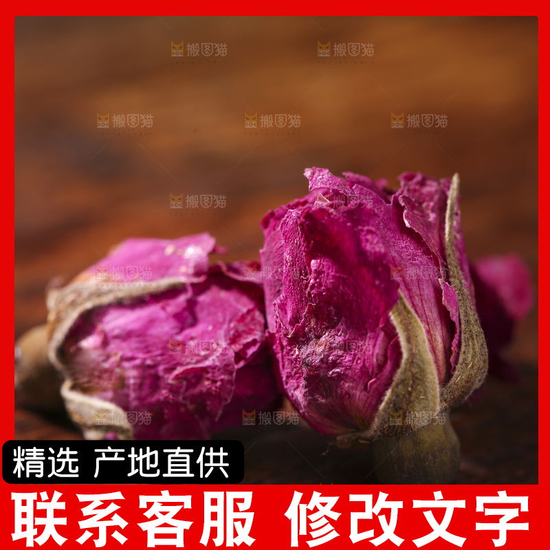 木底上的干玫瑰花