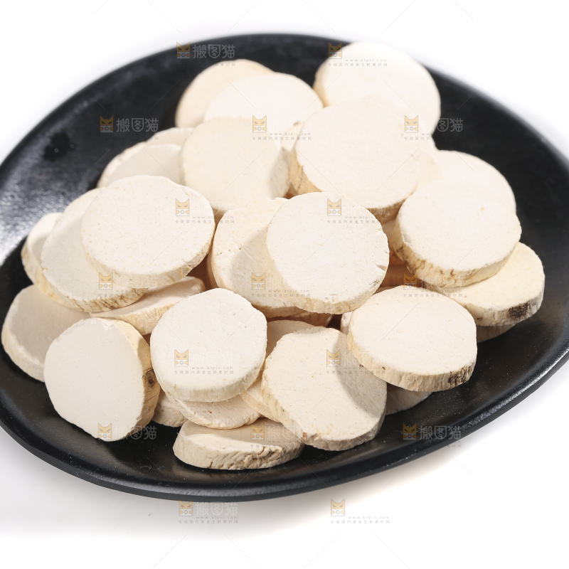白底上放着山药片