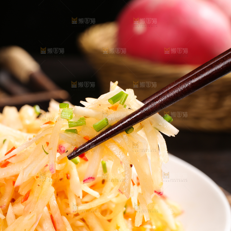 深底上的清炒萝卜丝