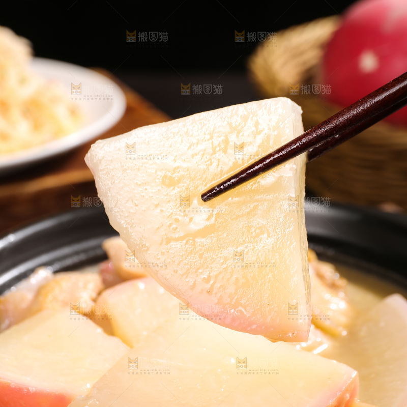 深底上的红萝卜炖肉
