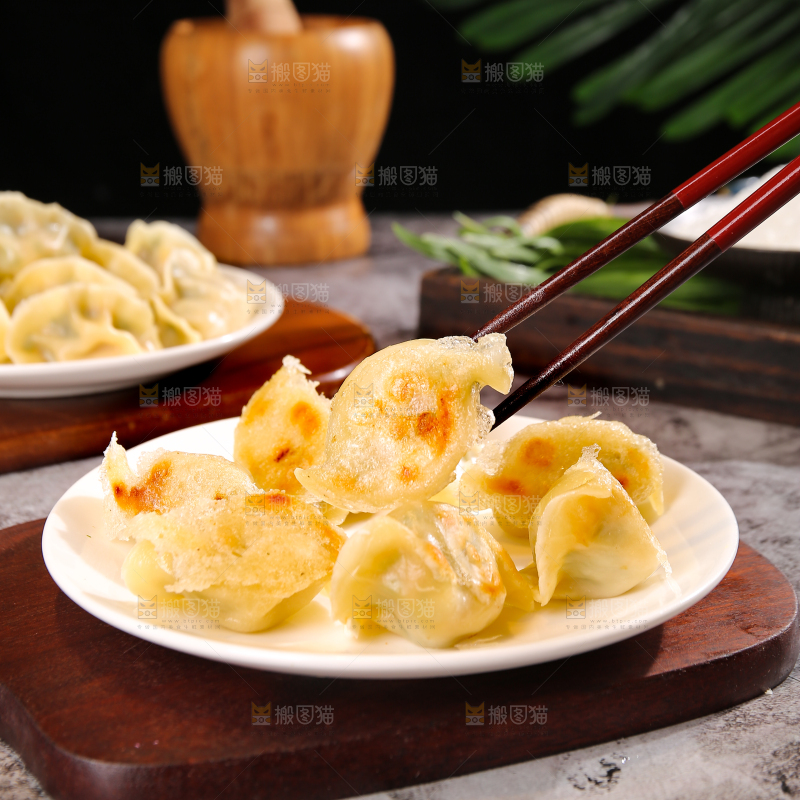 盘子里的手工水饺