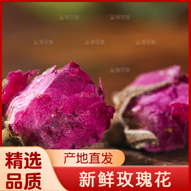 木底上的干玫瑰花